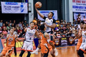 UMISKOR sa layup si Jaydee Tunggab ng Batangas laban sa depensa ng Nueva Ecija sa MPBL Lakan Cup.