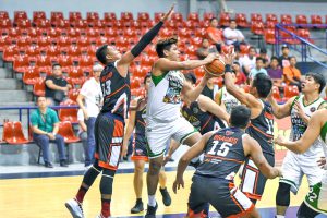 NAGHANAP ng mapapasahan si Renz Gonzales ng Navotas ang kulampulan siya ng depensa ng Batangas sa krusyal na sandali ng kanilang laro sa MPBL.