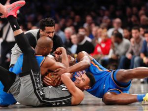 NAIPIT si Brooklyn Nets guard Timothe Luwawu-Cabarrot sa pakikipag-agawan sa bola kina Oklahoma City Thunder guard Chris Paul (kaliwa) at Deonte Burton sa kaagahan ng kanilang laro sa NBA. (AP)