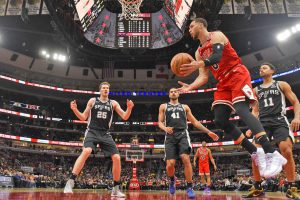 NAGHANAP ng mapapasahan si Zach Lavine ng Chicago Bulls nang magipit ng depensa ng San Antonio Spurs. (AP Photo/David Banks)