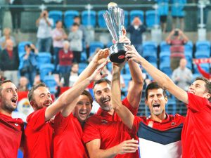 IBINIDA ng mga miyembro ng Serbia, sa pangunguna ni, ang ATP Cup matapos gapiin ang Spaion, pinagbidahan ni world No.1 Rafael Nadal nitong Martes sa Sydney, Australia. (AP)