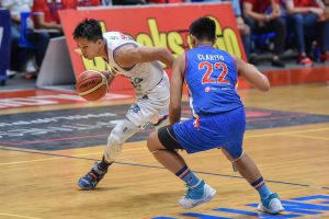 NILUSUTAN ni Dhon Reverent e ng Pasay ang depensa ni Jhonard Clarito ng San Juan sa isang tagpo ng kanilang laro sa MPBL Lakan Cup quarterfinals.