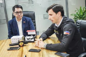 IKINATUWA ni FIBA 3x3 basketball head Ignacio Soriano (kanan) ang kahandaan ng bansa sa hosting ng Manila leg ng World Masters Tour matapos ang pakikipagpulong kay Chooks-to-Go Pilipinas 3x3 chief Ronald Mascariñas.