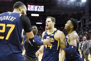 Nagdiwang si Utah Jazz forward Bojan Bogdanovic, center, matapos mailusot ang game-winning three point basket kasama si Rudy Gobert, kaliwa, at Donovan Mitchell, kanan, sa second half ng NBA basketball game laban sa Houston Rockets. (AP)