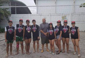 IPINAGKALOOB ni PVF Secretary General Gerard Cantada (gitna) ang premyo sa Muntinlupa Volleyball Club na nagdomina sa boys at girls class ng PVF-Tanduay Athletics U18 beach volleyball sa Cantada Center.