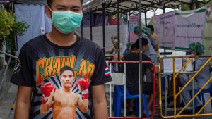KABILANG ang 5,000 fans ng muay thai ang pinaghahanap ngayon ng Thailand health department dahil sa pagpositibo ng 104 na kabilang sa crowd na nanood sa Lumpini Stadium nitong Marso 6.