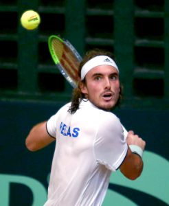 TUTOK si Stefanos Tsitsipas ng Team Greece sa bola para back-hand return laban kay Pinoy star Alberto Lim, Jr. sa first singles match ng kanilang World Davis Cup tie kahapon sa Philippine Columbian Association (PCA). Nanaig ang World No.6 na si Tsitsipas, 6-2, 6-1. (ALI VICOY)