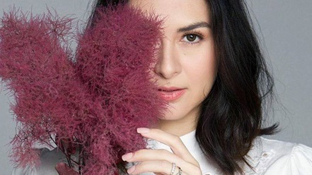 Marian collabs sa Christmas wreaths