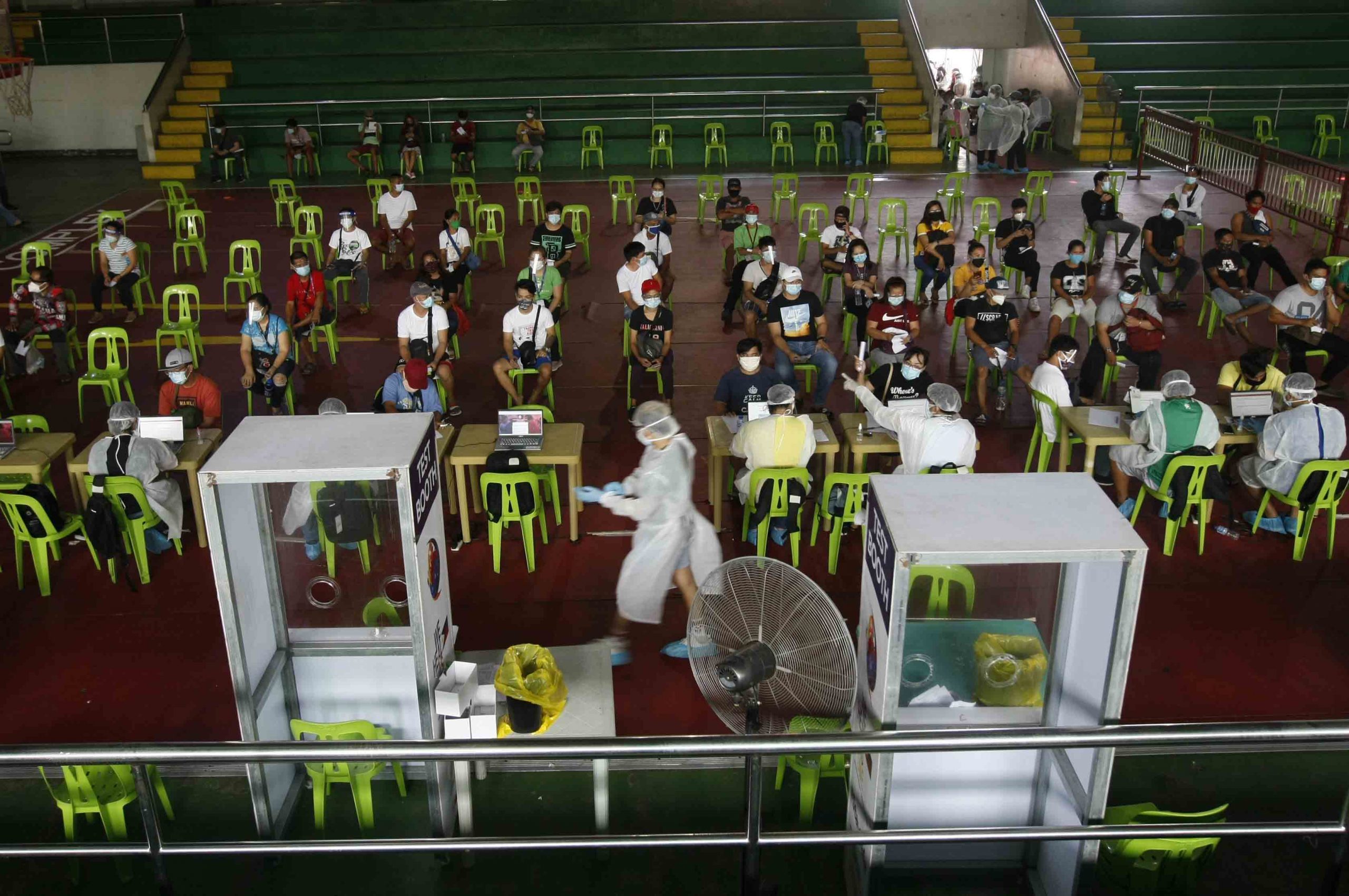 4 sa nagsu-swab, nag-positive! Walk-in sa RT-PCR test sa Navotas, sinuspindi