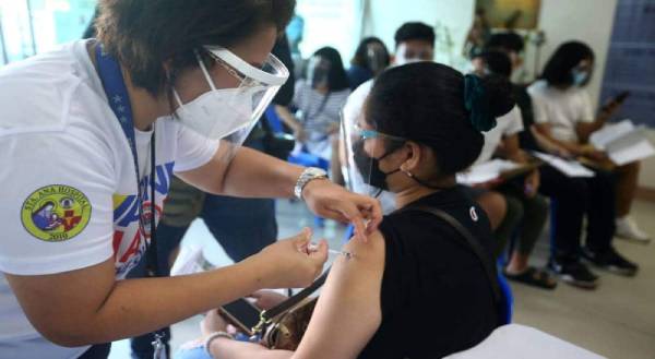 DICT nagbabala sa mga fixer: Libre ang vaccine certificates
